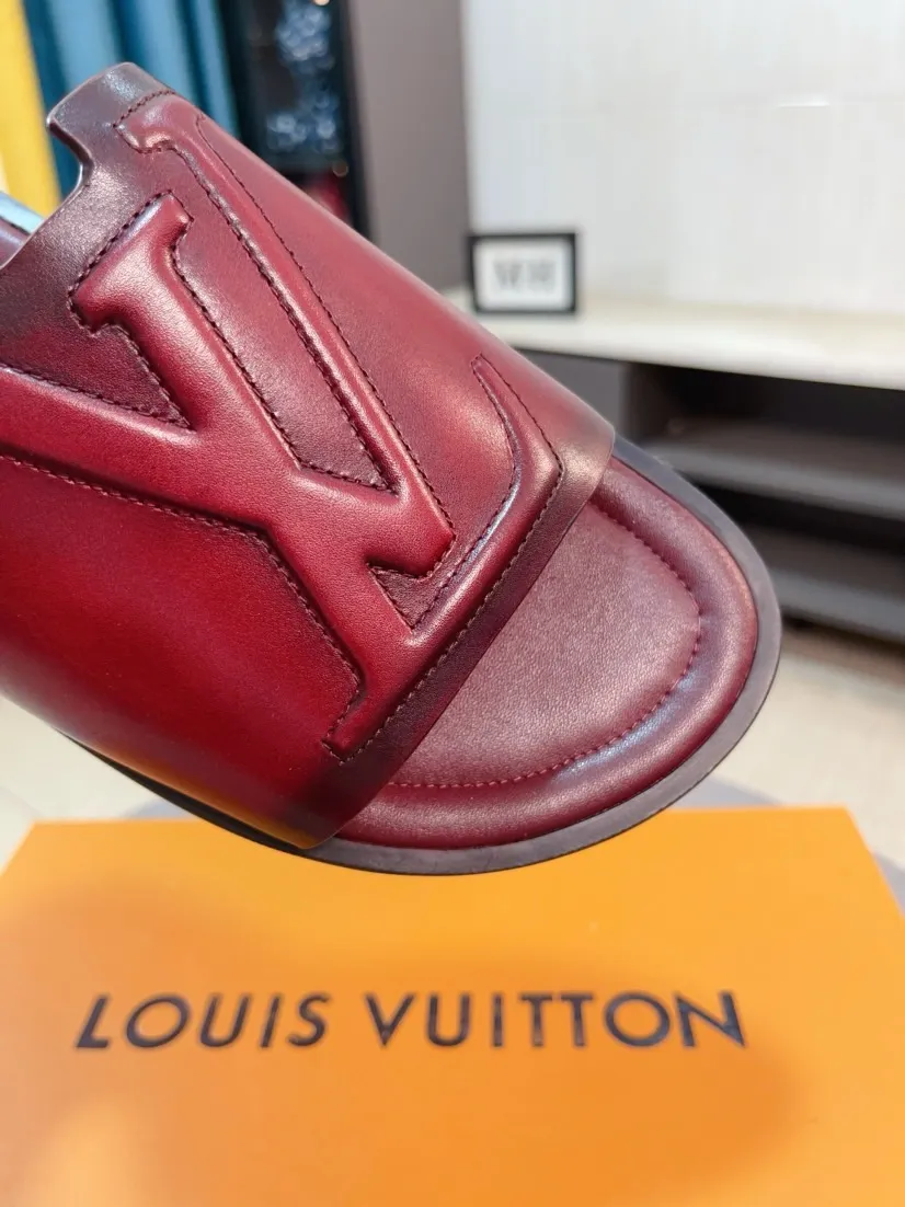 Men's men's shoes 💰360🌸🌸LV medium men's spring and summer slippers counter synchronization. The uppers are imported from Italy with open edge beads and color-changing logo graphics. High-quality craftsmanship. Soles: Original soles specially provided by the original factory. Exclusive molded soles are super comfortable. Original factory single goods. 🔍🔍High quality. You can enter and exit the counter at will. Welcome to compare. Size 38-45